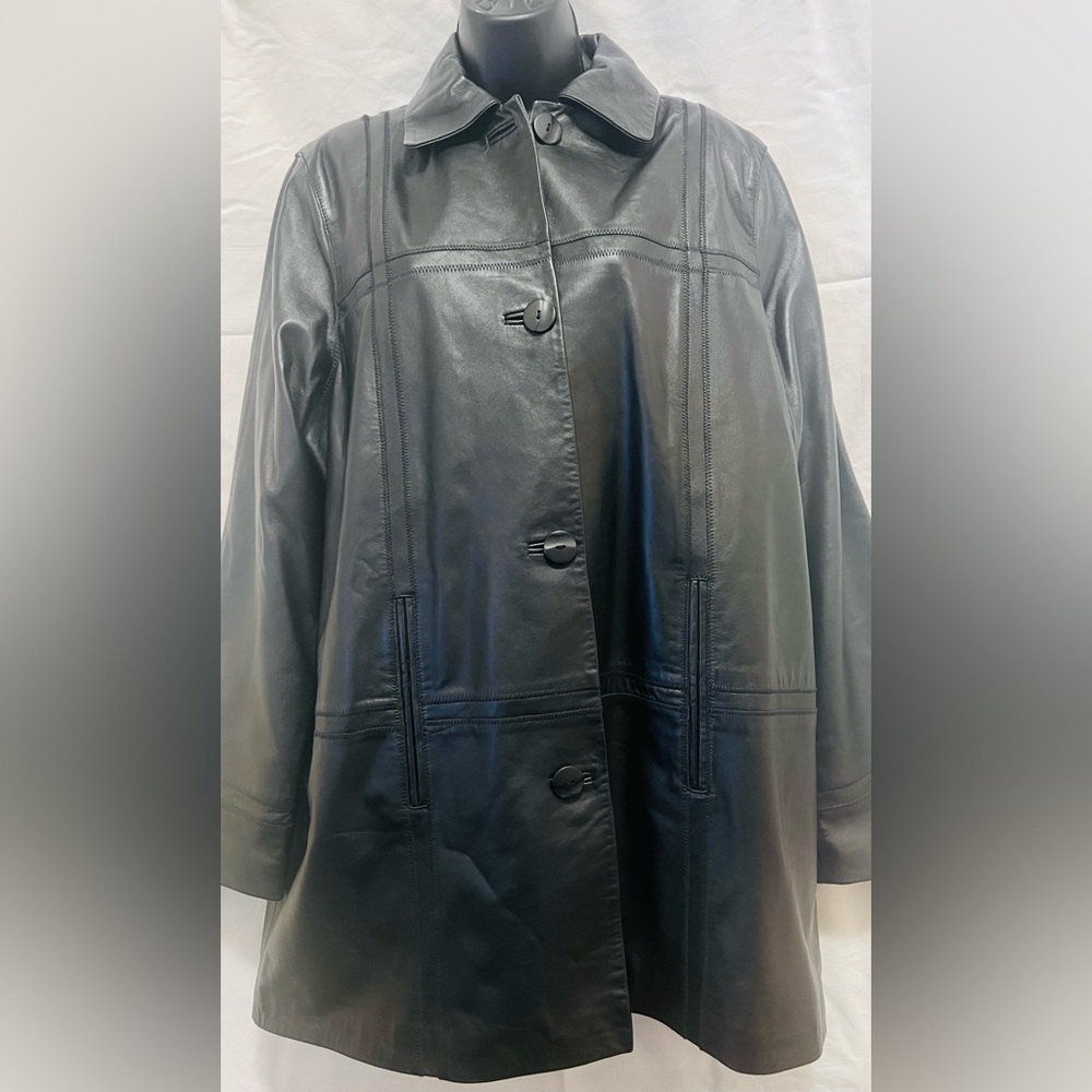 Vintage women’s 100% genuine, leather jacket button-up!